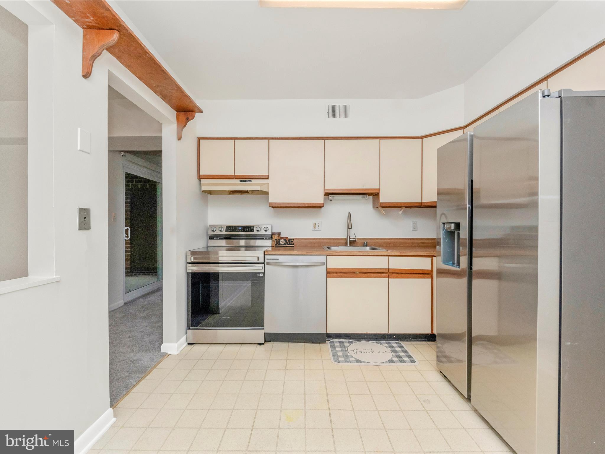 102 Castletown Road, Unit 202 Lutherville-Timonium, MD 21093 - Photo 9 of 48 Kitchen