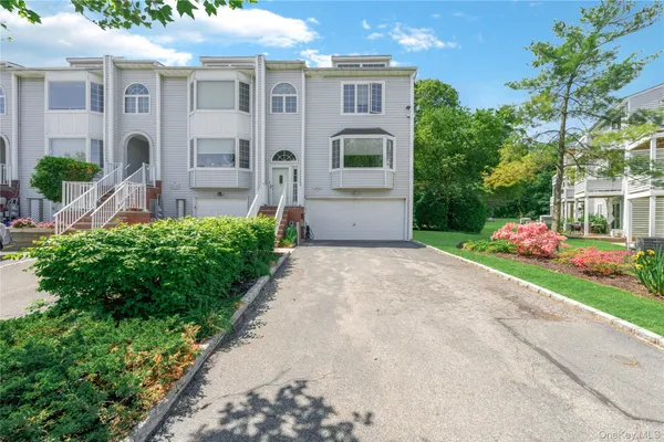 $1,148,000 | 24002 Oak Park Drive, Unit 18C | Douglaston