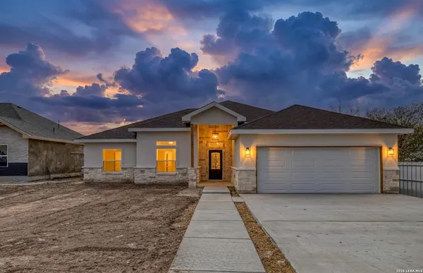 $399,900 | 207 Riverside Drive, Uvalde, TX 78801