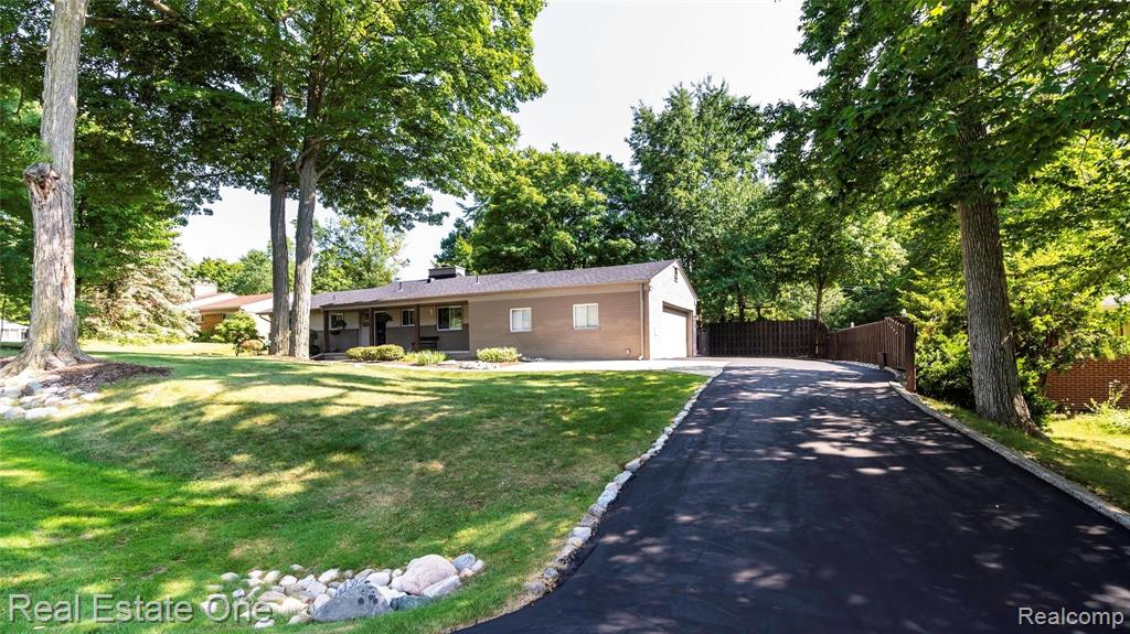 28536 Quail Hollow Road Farmington Hills, MI 48331 - Photo 4 of 48