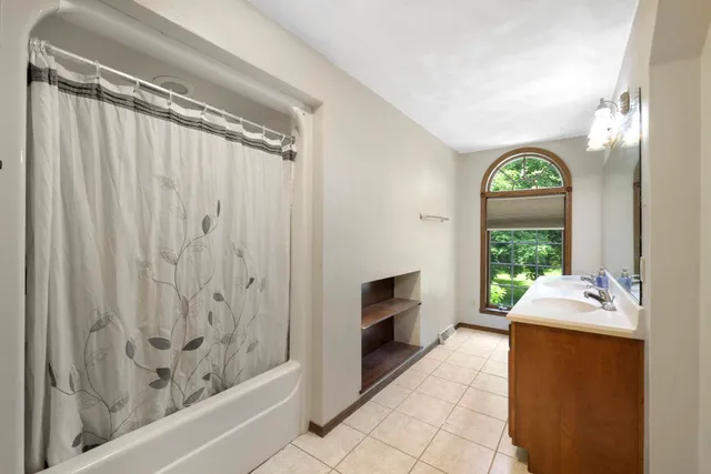 $1,200,000 | 6500 East Decorah Avenue, Oshkosh, WI 54902