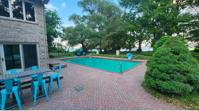 $1,200,000 | 6500 East Decorah Avenue, Oshkosh, WI 54902