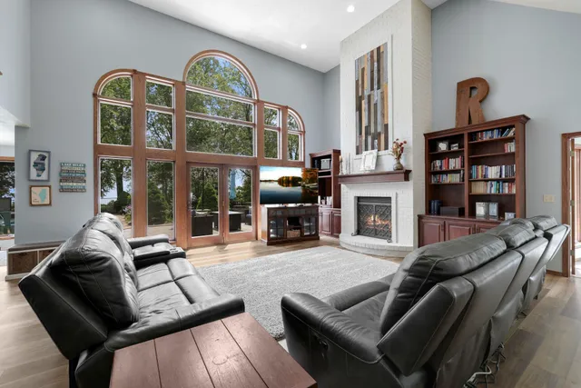 $1,200,000 | 6500 East Decorah Avenue, Oshkosh, WI 54902