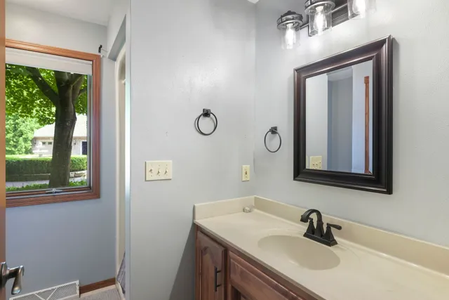 $1,200,000 | 6500 East Decorah Avenue, Oshkosh, WI 54902