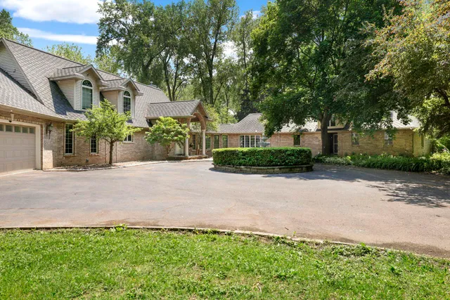 $1,200,000 | 6500 East Decorah Avenue, Oshkosh, WI 54902