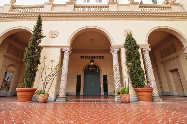 a view of entryway with washer and dryer