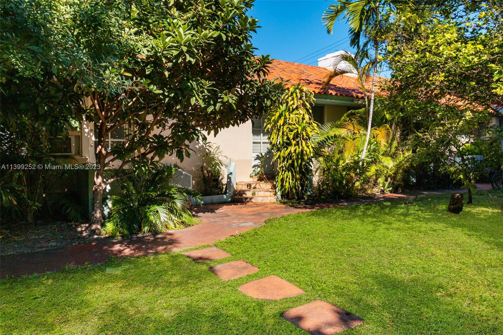 835 Alton Road, Unit 18 Miami Beach, FL 33139 - Photo 2 of 13 a view of a yard with plants