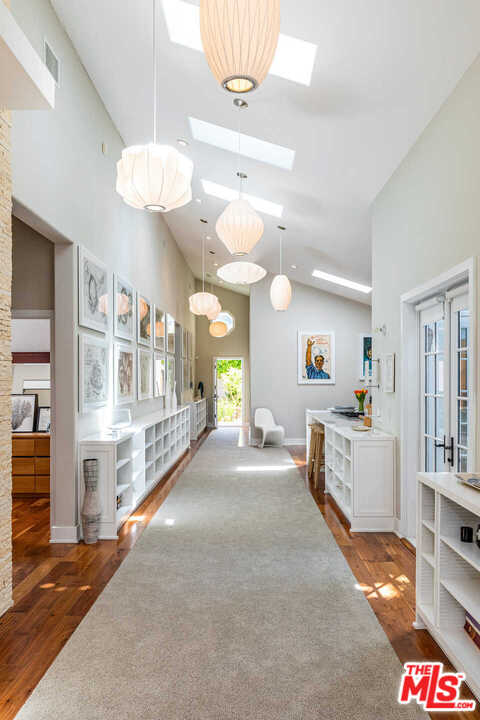 374 East Rustic Road Santa Monica, CA 90402 - Photo 6 of 21