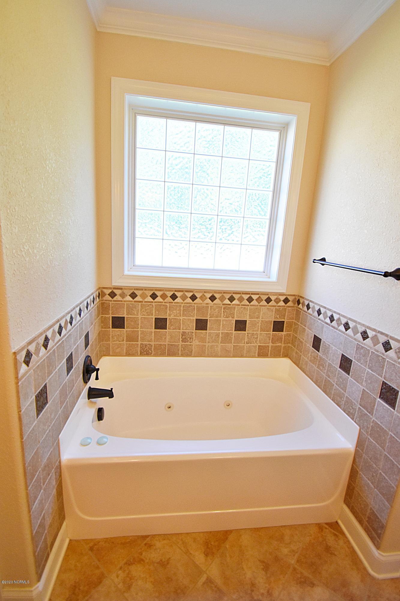 113 Coree Way New Bern, NC 28562 - Photo 20 of 55 Peaceful Soaking Tub