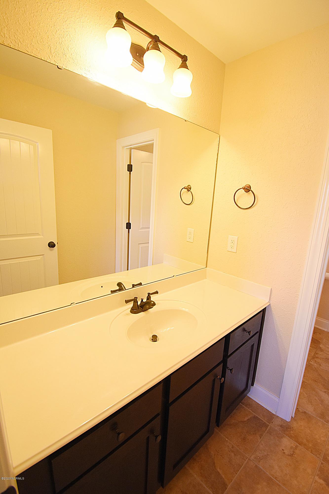 113 Coree Way New Bern, NC 28562 - Photo 29 of 55 Jack and Jill between Bedrooms 2 and 3