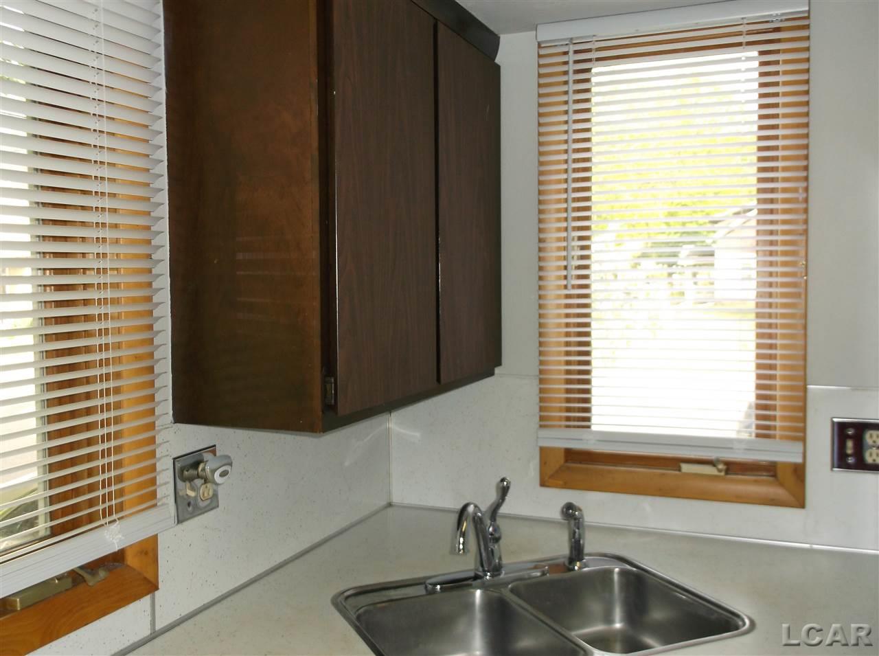 320 East Maple Avenue Adrian, MI 49221 - Photo 4 of 32 31379860-3.JPG