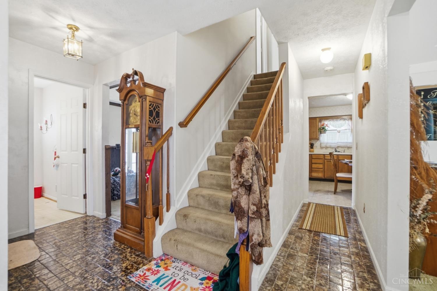 1105 Inner Cir Drive Cincinnati, OH 45240 - Photo 6 of 47