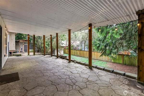 a view of a house with backyard and garden