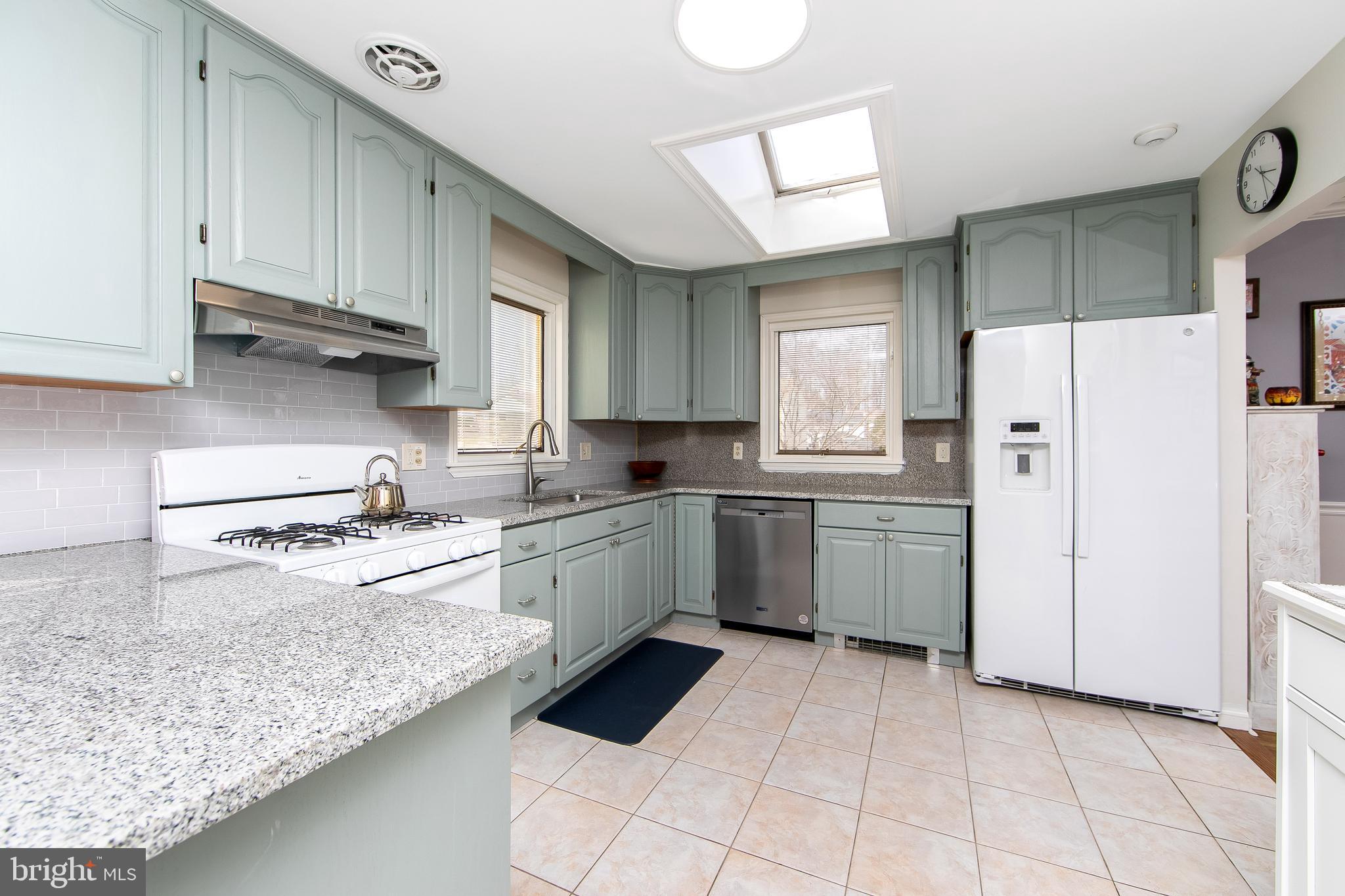 800 West Rolling Road Springfield, PA 19064 - Photo 15 of 53 Kitchen with breakfast bar