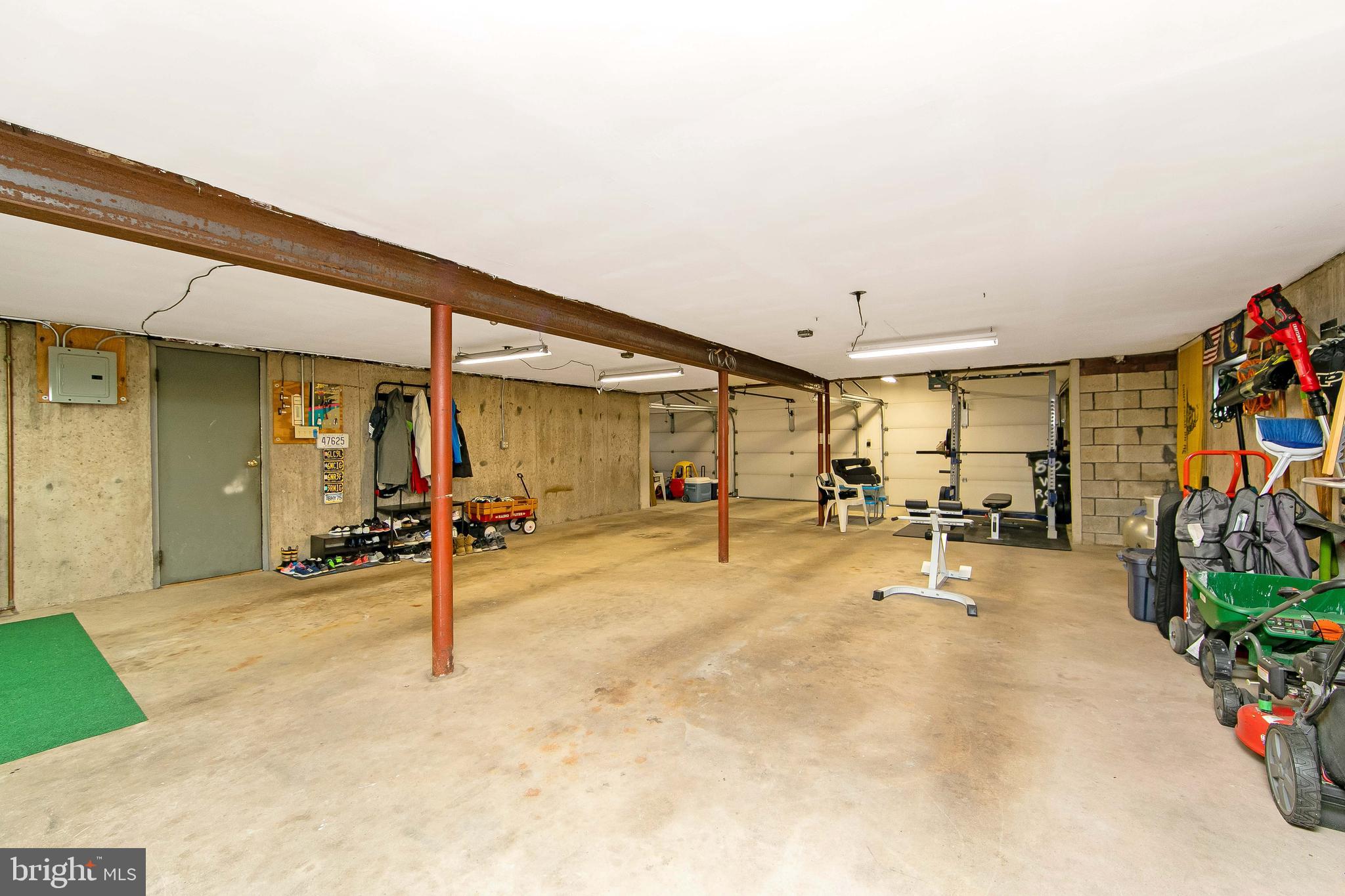 800 West Rolling Road Springfield, PA 19064 - Photo 41 of 53 Oversized garage for 4+ cars