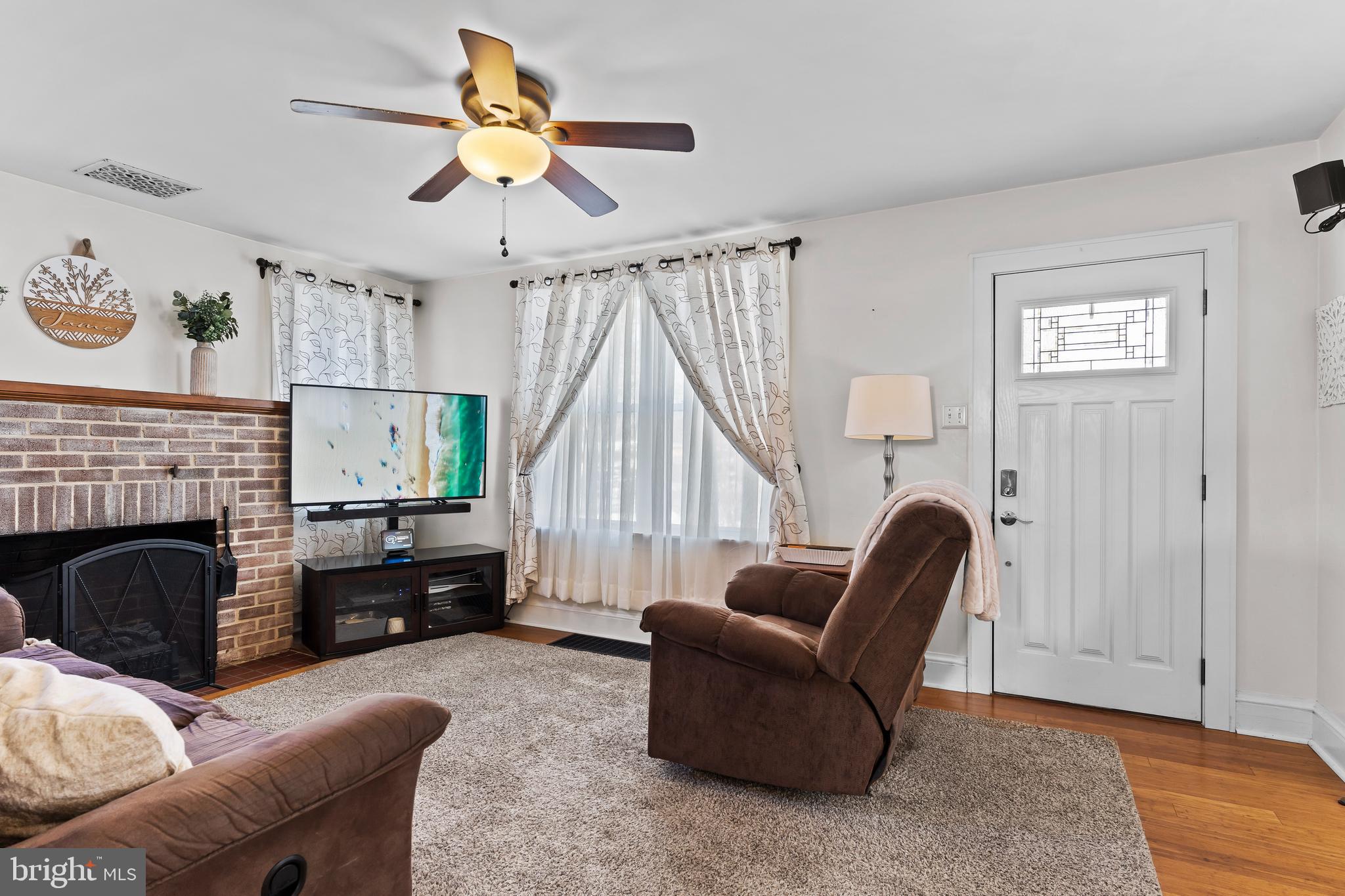 910 West Louther Street Carlisle, PA 17013 - Photo 5 of 39 Living Room Entry
