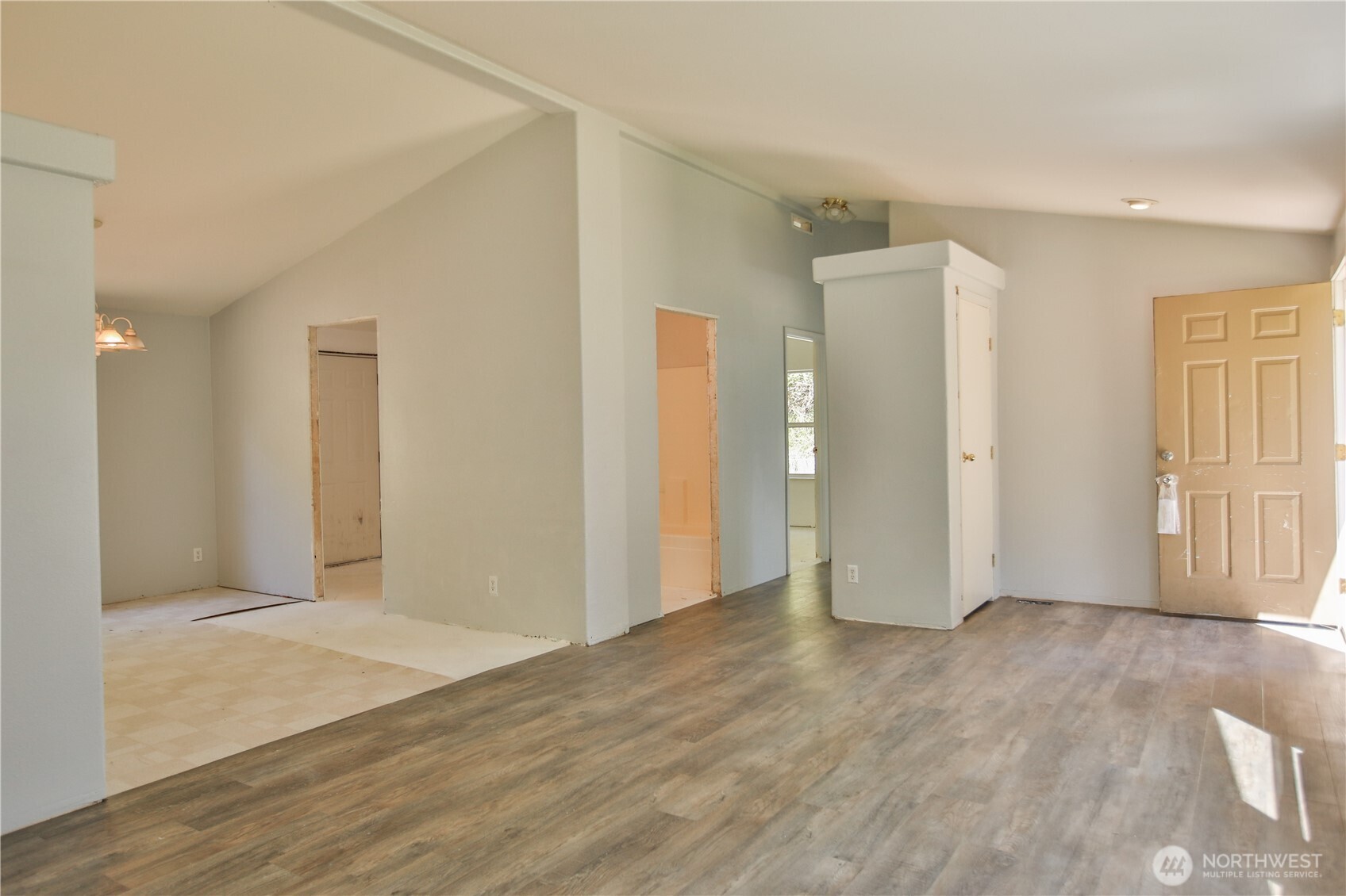 4717 Hansen Drive Clinton, WA 98236 - Photo 5 of 24