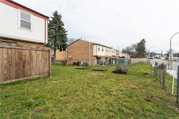a view of a house with backyard