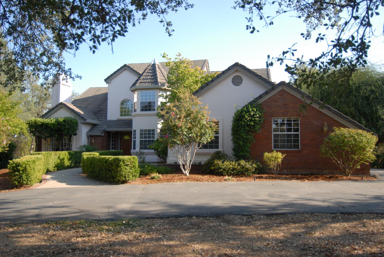 15855 Montgomery Ranch Road Redding, CA 96001 - Photo 1 of 12 front view of house with a yard