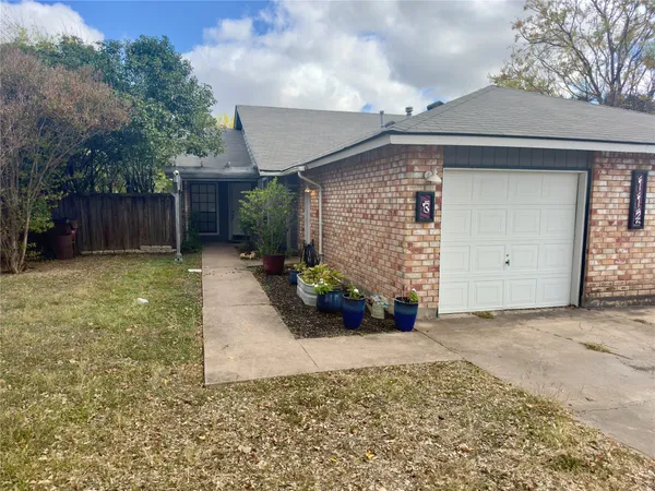 $1,175 | 112 B South Mockingbird Lane, Lockhart, TX 78644