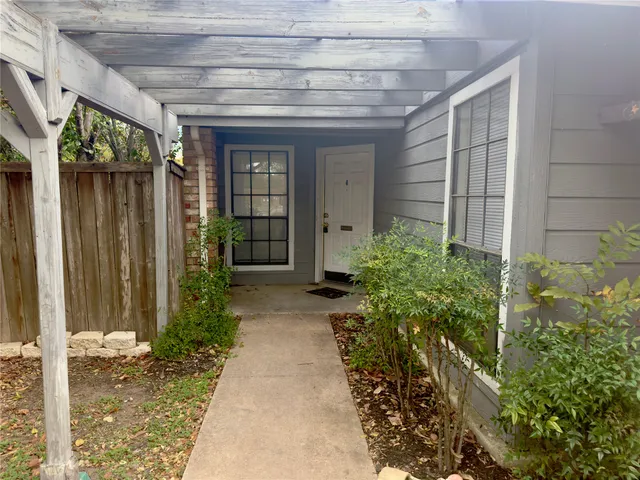 $1,175 | 112 B South Mockingbird Lane, Lockhart, TX 78644