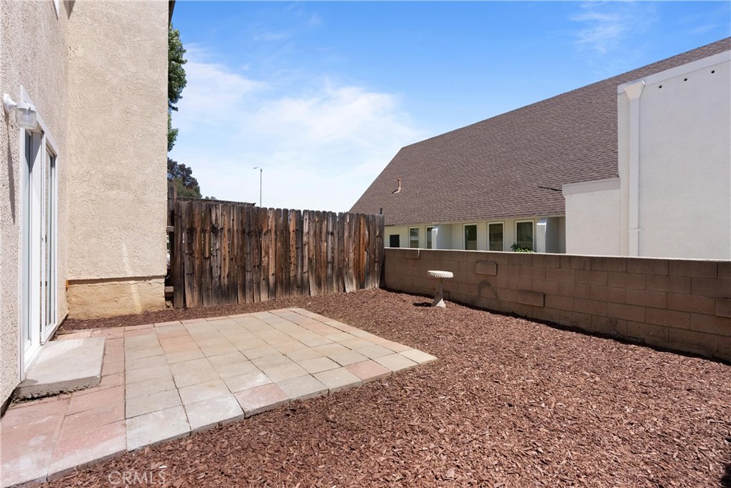 87 Tennessee Street, Unit C Redlands, CA 92373 - Photo 26 of 32 a backyard of a house