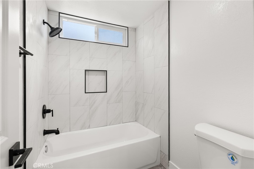 87 Tennessee Street, Unit C Redlands, CA 92373 - Photo 30 of 32 a bathroom with a white bath tub