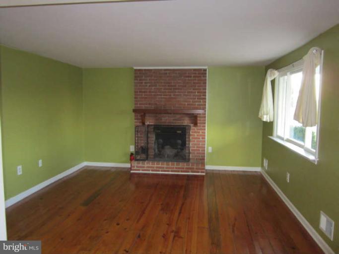 8368 Rocky Springs Road Frederick, MD 21702 - Photo 4 of 17 Living Room