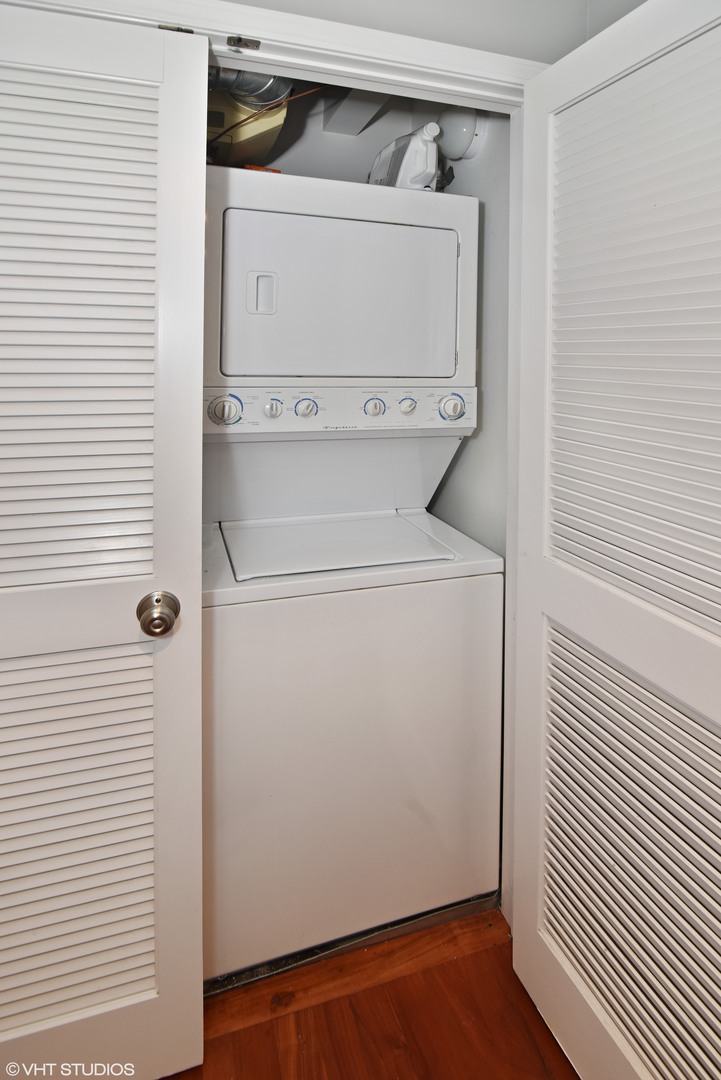 1750 West Rascher Avenue, Unit 2 Chicago, IL 60640 - Photo 8 of 12 a utility room with dryer and washer