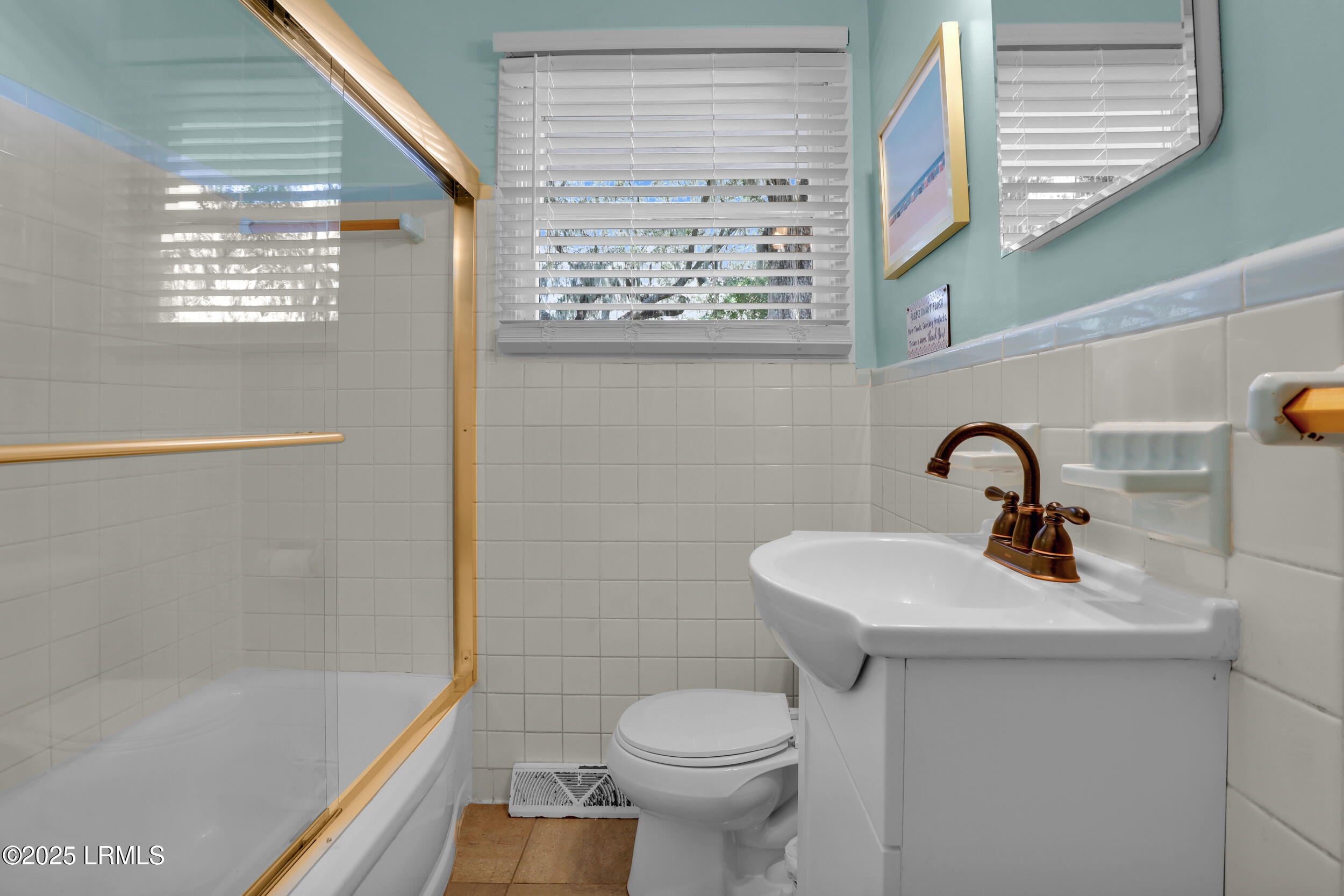 1704 Camellia Road Beaufort, SC 29902 - Photo 25 of 36 Full Size Hall Bath