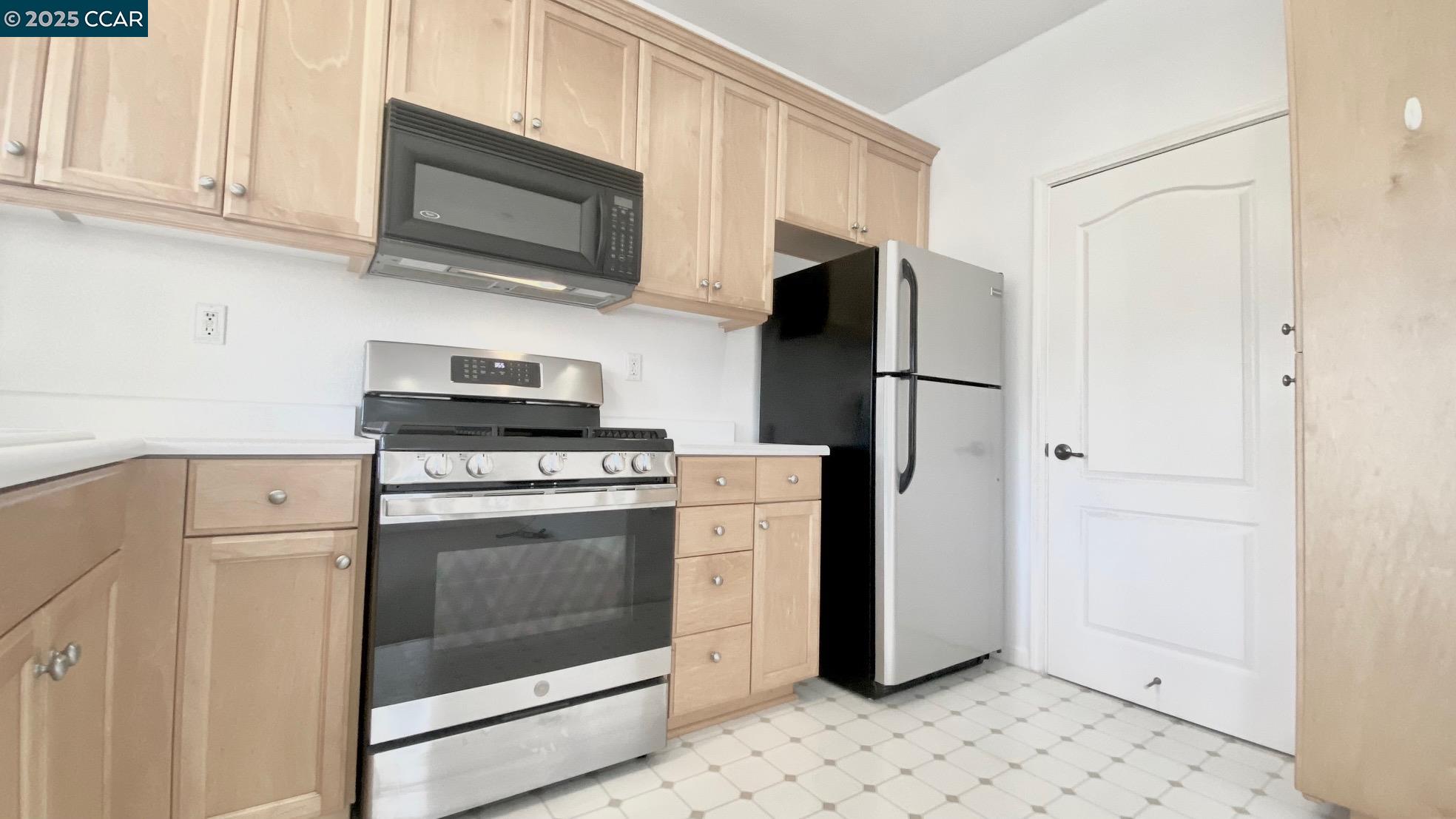 1027 Main Street, Unit B Hercules, CA 94547 - Photo 14 of 39 a kitchen with a stove microwave and refrigerator