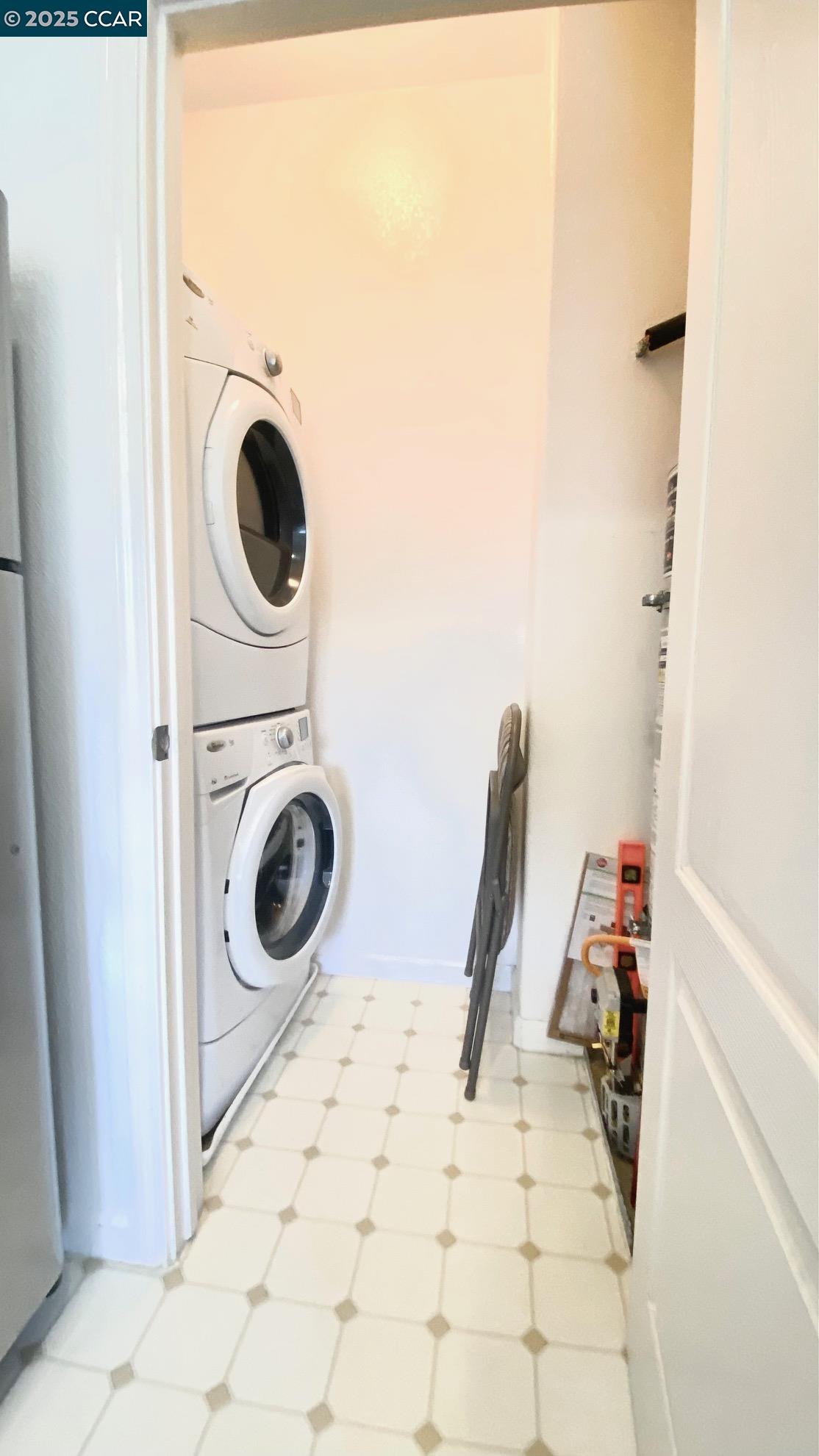 1027 Main Street, Unit B Hercules, CA 94547 - Photo 23 of 39 a utility room with dryer and washer