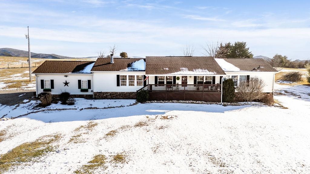 a view of multiple houses with a yard