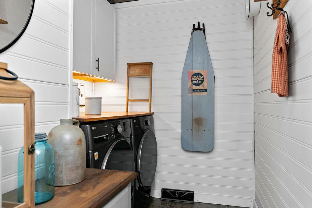 264 Steeles Fort Road Raphine, VA 24472 - Photo 40 of 50 a bathroom with a sink and mirror