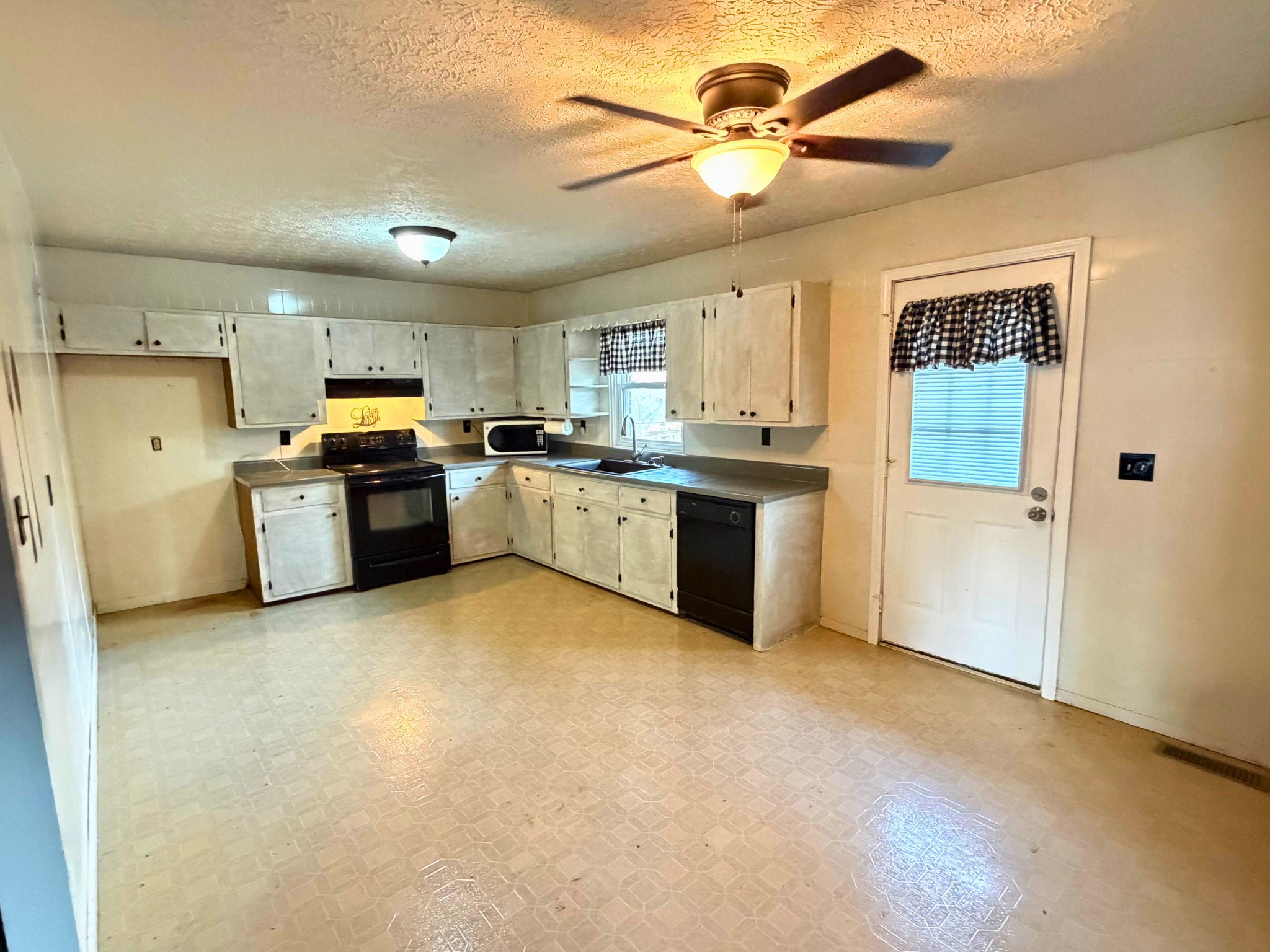 160 Allen Road Drakesboro, KY 42337 - Photo 4 of 15 a kitchen with stainless steel appliances granite countertop a stove and a refrigerator