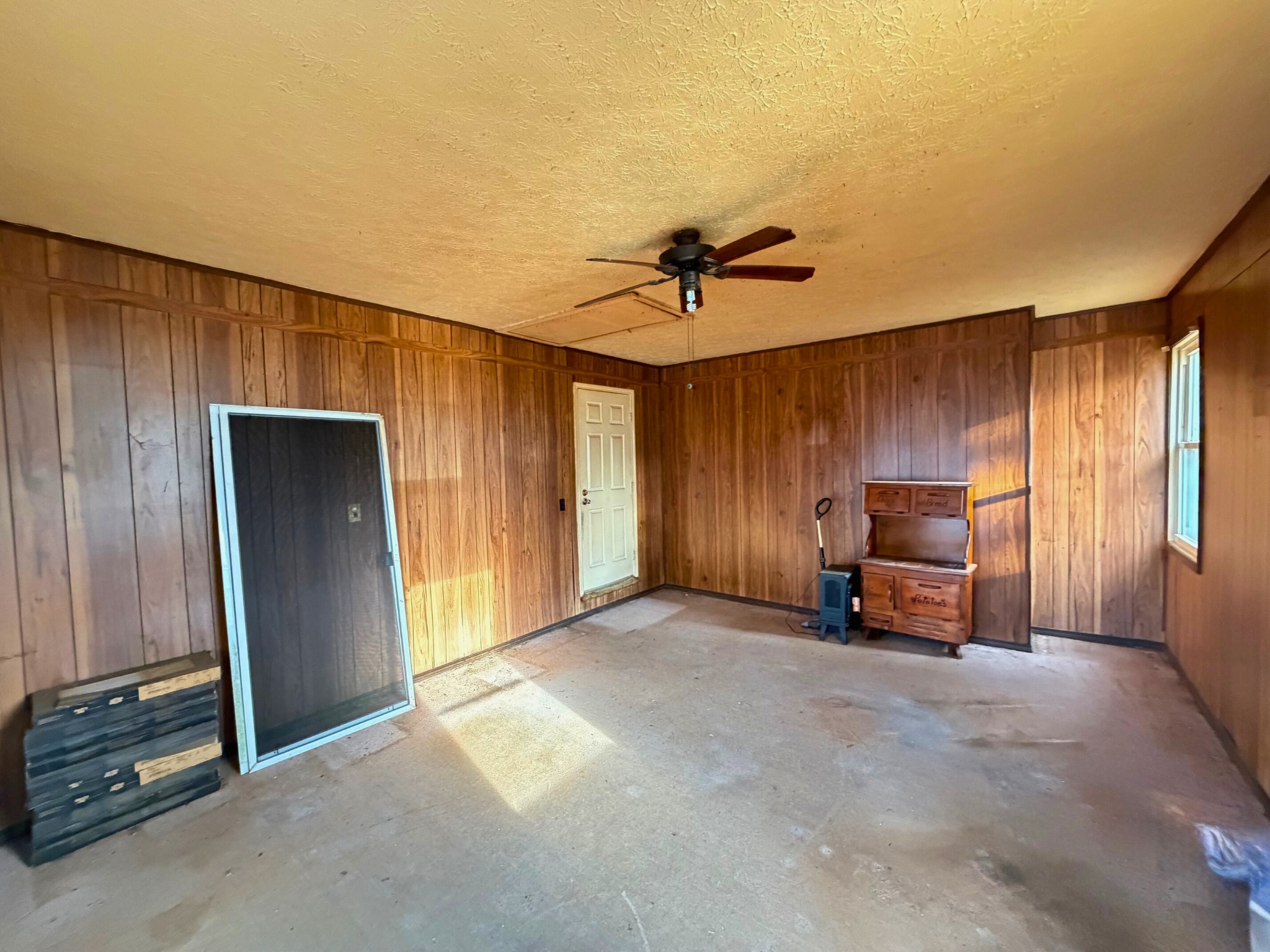 160 Allen Road Drakesboro, KY 42337 - Photo 6 of 15 a view of a livingroom with a flat furniture and a ceiling fan