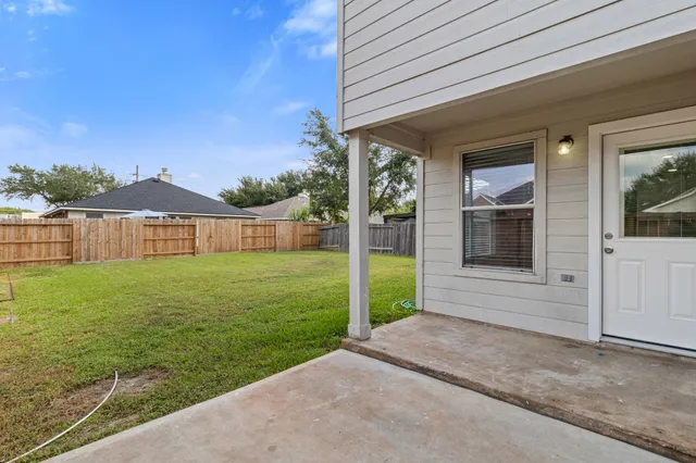 a view of back yard of the house
