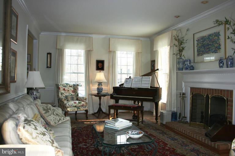 2706 Howard Grove Road Davidsonville, MD 21035 - Photo 10 of 30 Living Room