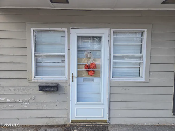 $900 | 318 Ridge Street, Unit B, Queensbury, NY 12804