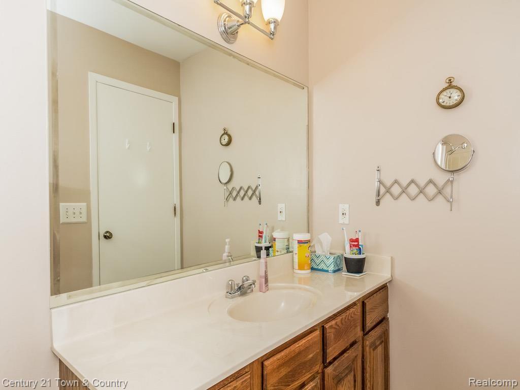 752 Hidden Ridge Drive Troy, MI 48083 - Photo 42 of 49 024-Master_Bathroom-1469115-print.jpg