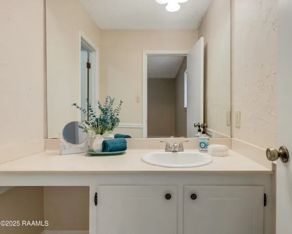 $225,000 | 203 Bonaire Drive, Lafayette, LA 70506