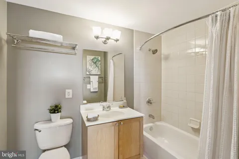 $800,000 | 2001 15th Street North, Unit 506, Arlington, VA 22201