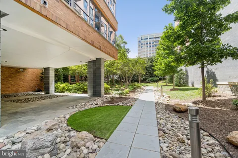 $800,000 | 2001 15th Street North, Unit 506, Arlington, VA 22201