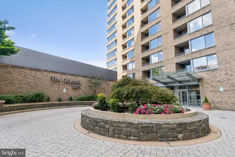 $800,000 | 2001 15th Street North, Unit 506, Arlington, VA 22201