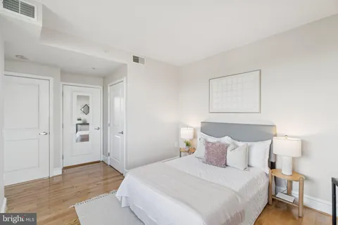 $800,000 | 2001 15th Street North, Unit 506, Arlington, VA 22201