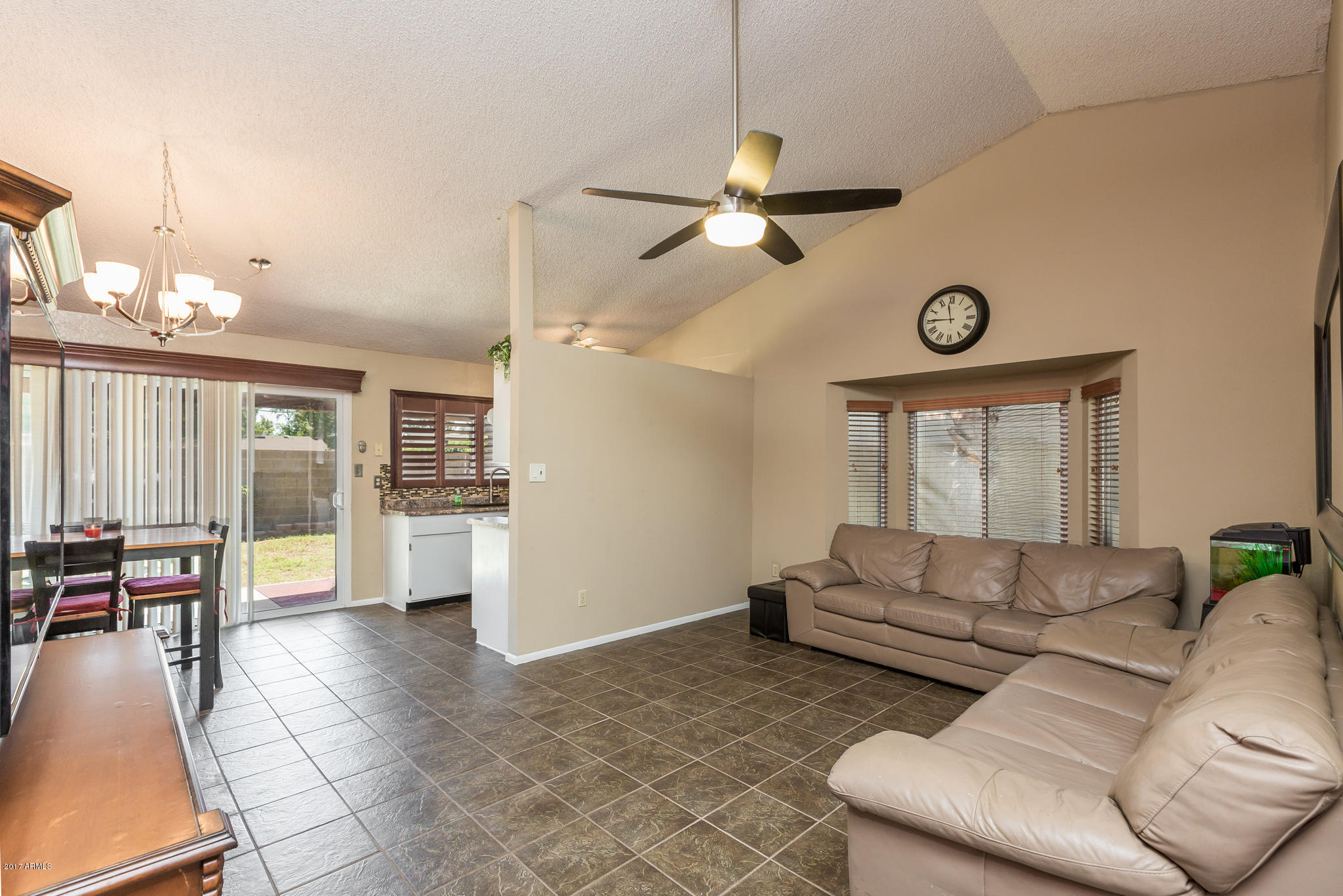 1733 South Roca Mesa, AZ 85204 - Photo 3 of 20 4) GREAT ROOM