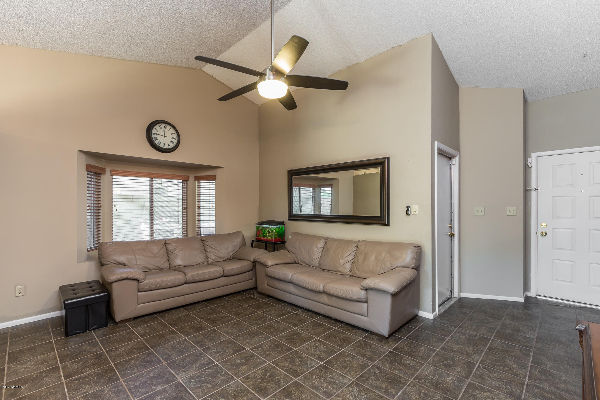 1733 South Roca Mesa, AZ 85204 - Photo 4 of 20 5) GREAT ROOM