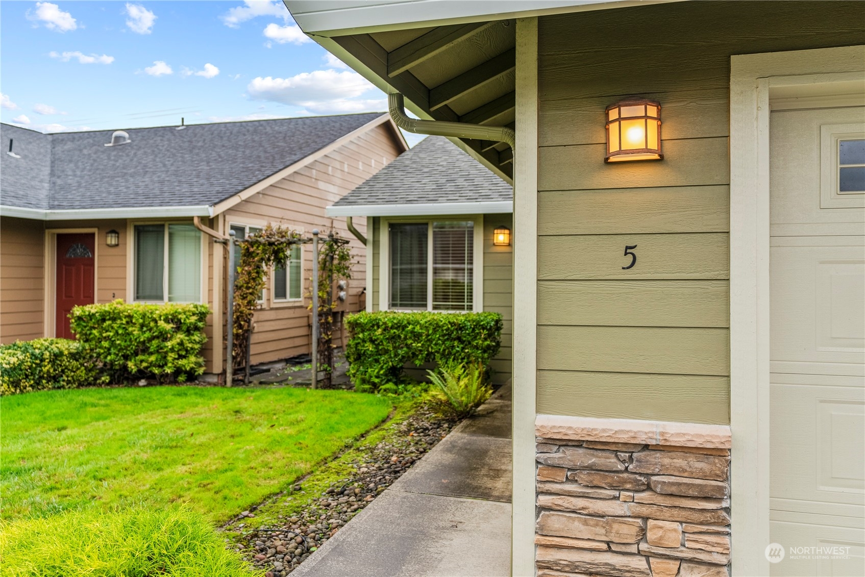 5 Willow Pointe Loop Longview, WA 98632 - Photo 2 of 27 a front view of a house with a yard