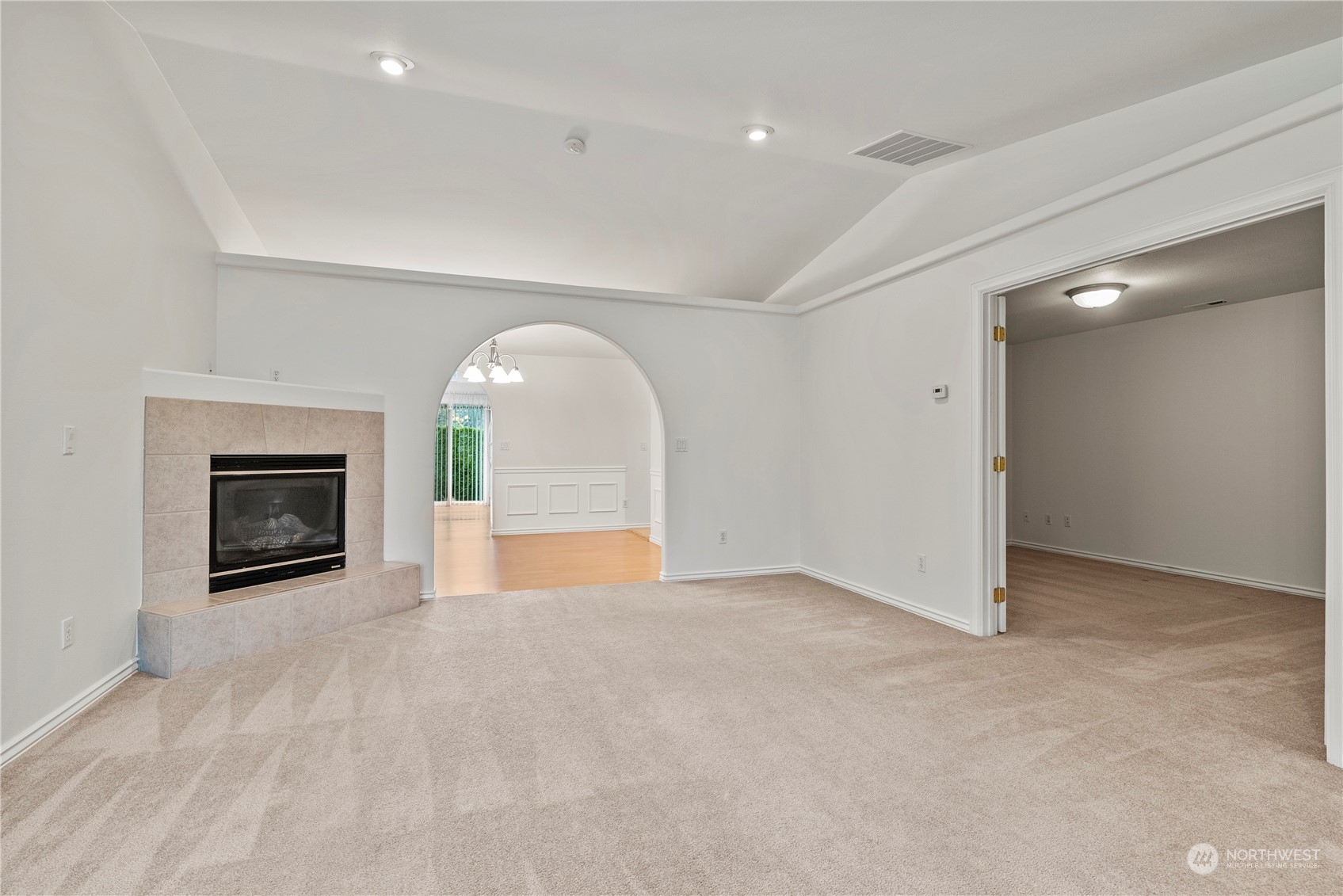 5 Willow Pointe Loop Longview, WA 98632 - Photo 5 of 27 an empty room with a fireplace and mirror