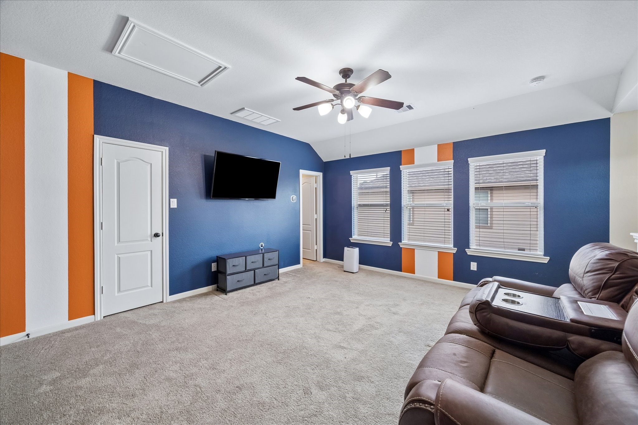 6723 Hunters Way Lane Baytown, TX 77521 - Photo 9 of 16 An upstairs game room